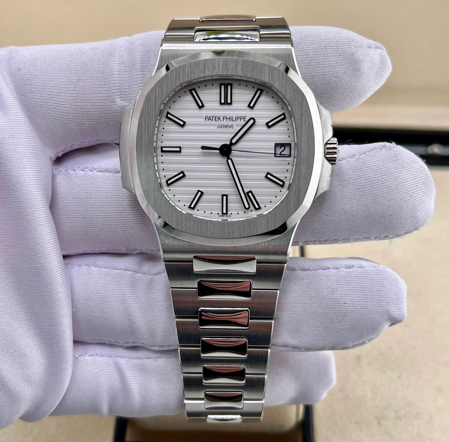 Patek Philippe Nautilus White Dial Full Set Andorra 5711/1A-011 2012